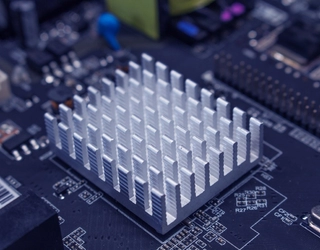 Package with heatsink on PCB Package with heatsink on PCB